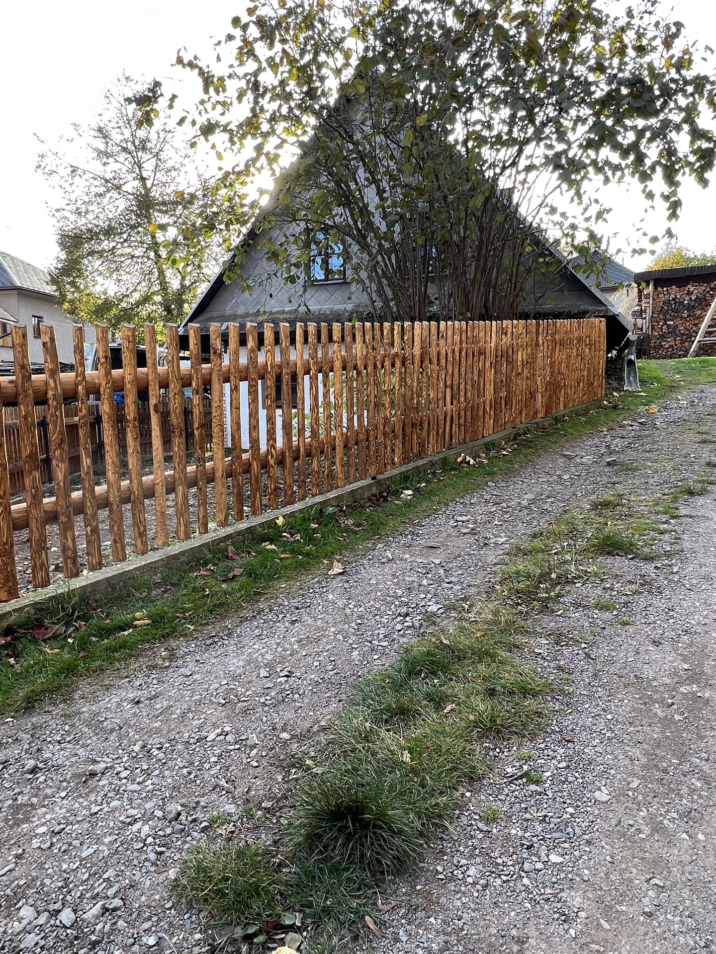 Obrázek 3 / Dřevěné ploty - strojně loupané   - realizace Červená u Letohradu 10-2021